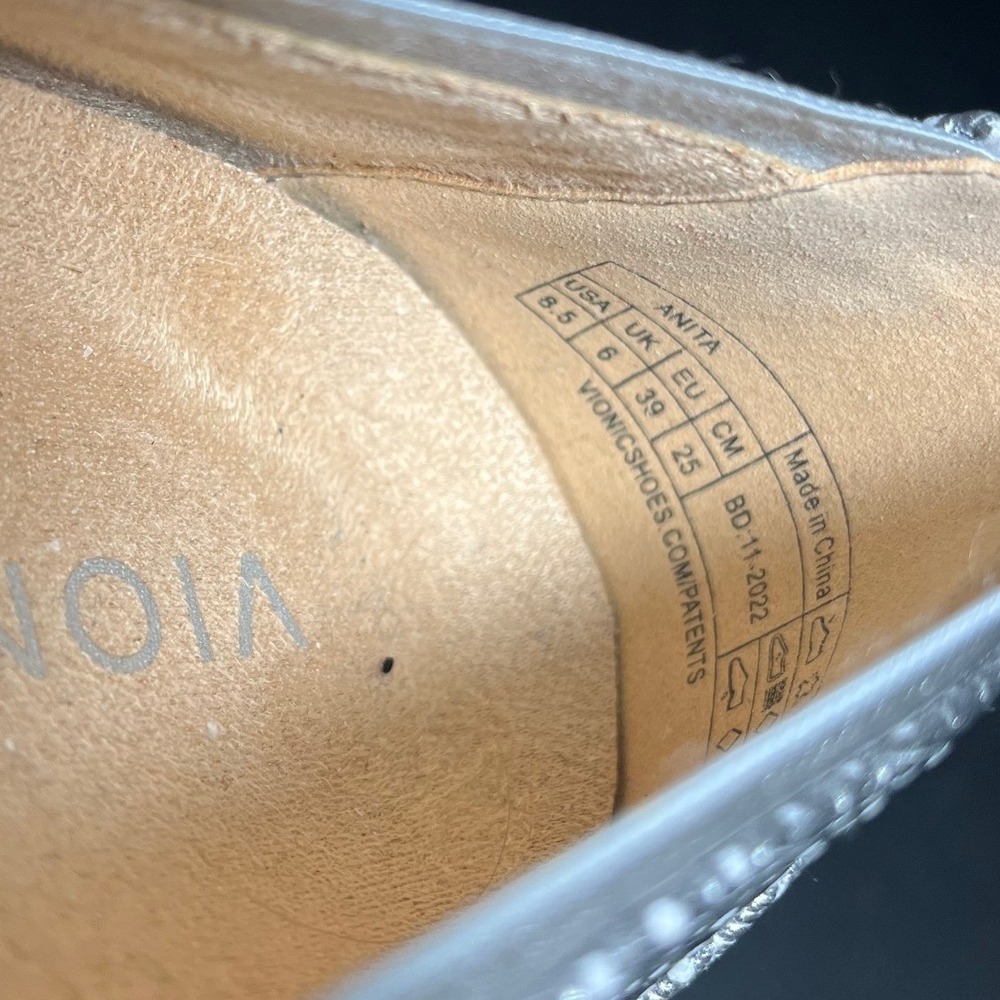 Vionic Women's Anita Leather Slip‎ On Flats silver Geo Leather Size 8.5 - Picture 8 of 8